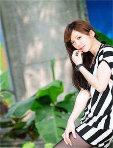 《坤不小心碰到女生了怎么办-办公室来了个极品美女》
